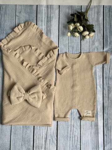 Купить оптом 335-К. Комплект из детского комбинезона,  р 56 и конверта муслин, хлопок 100% 90/90 см, кофейный в Камышине