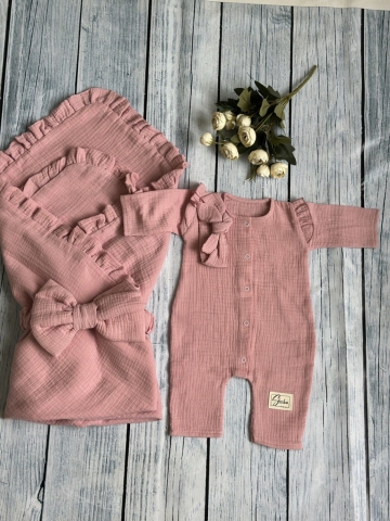 Купить оптом 335-П. Комплект из детского комбинезона, р 56 и конверта муслин, хлопок 100% 90/90 см, пудра в Камышине